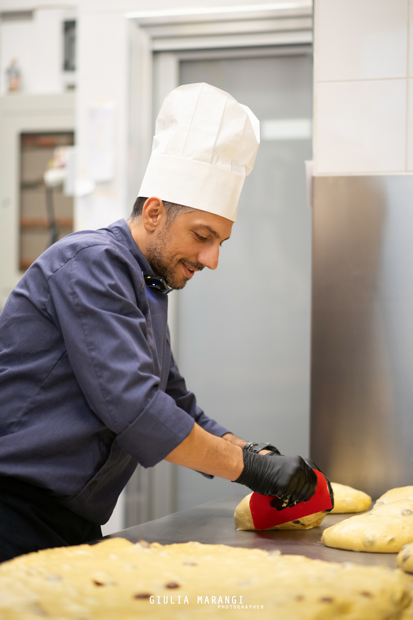 Mani al lavoro nel laboratorio della pasticceria