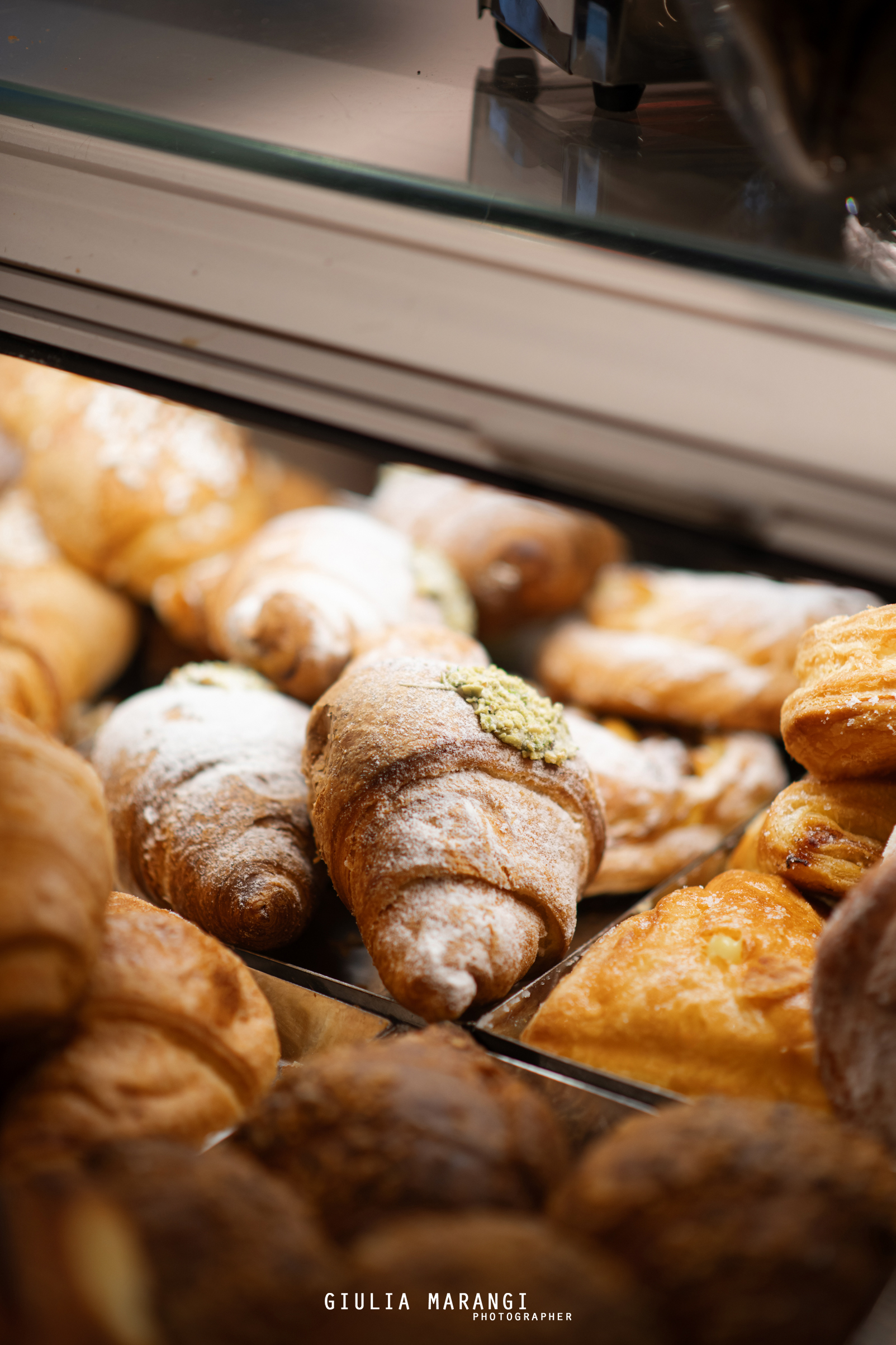 Cornetti e bomboloni sfornati all'alba